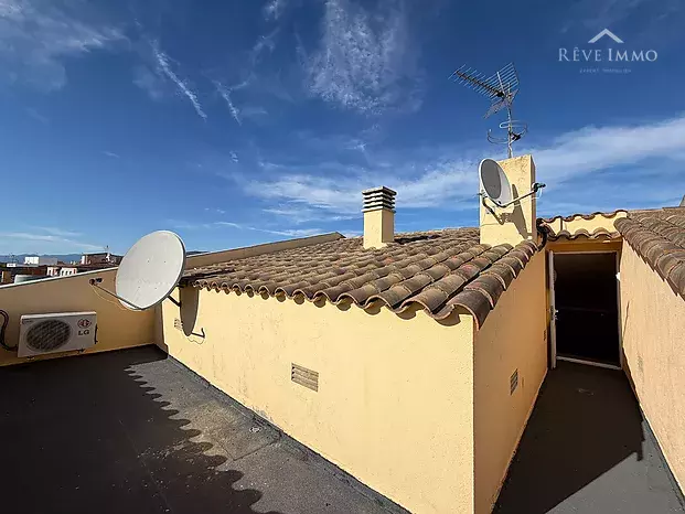 Apartamento renovado con espectacular terraza en el centro de Roses
