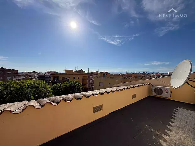 Apartamento renovado con espectacular terraza en el centro de Roses