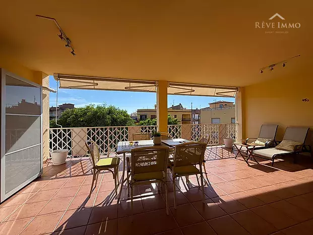 Apartamento renovado con espectacular terraza en el centro de Roses