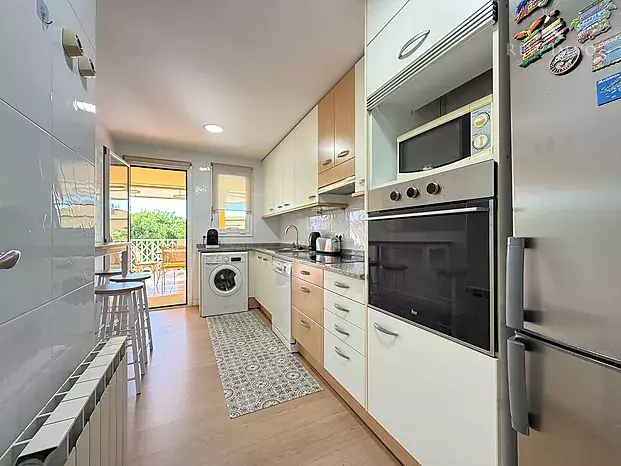 Apartamento renovado con espectacular terraza en el centro de Roses