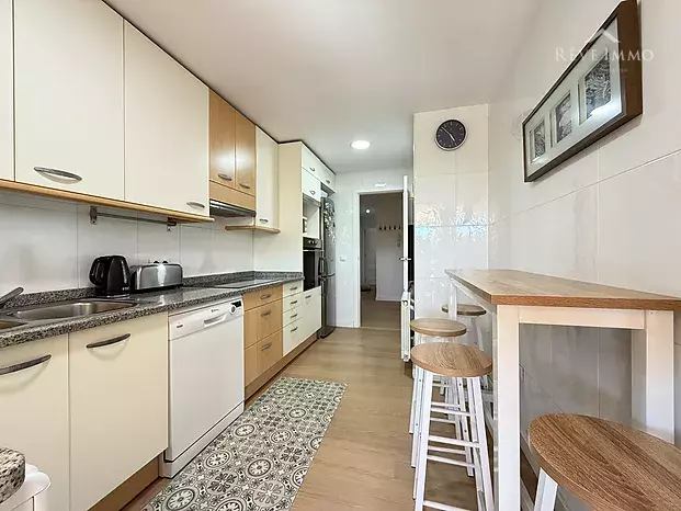 Apartamento renovado con espectacular terraza en el centro de Roses