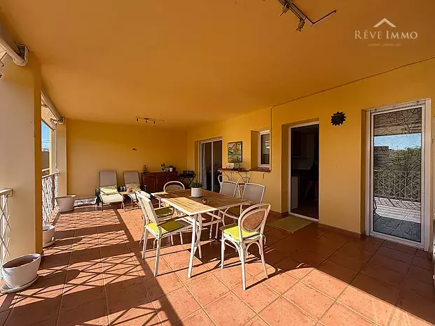 Apartamento renovado con espectacular terraza en el centro de Roses