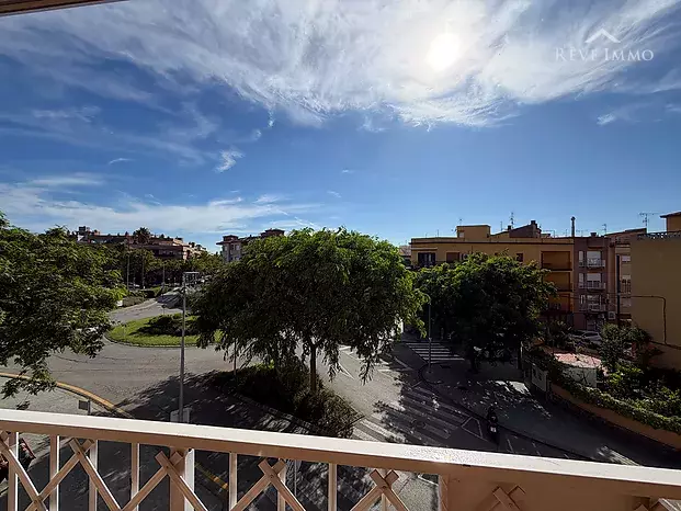 Apartamento renovado con espectacular terraza en el centro de Roses