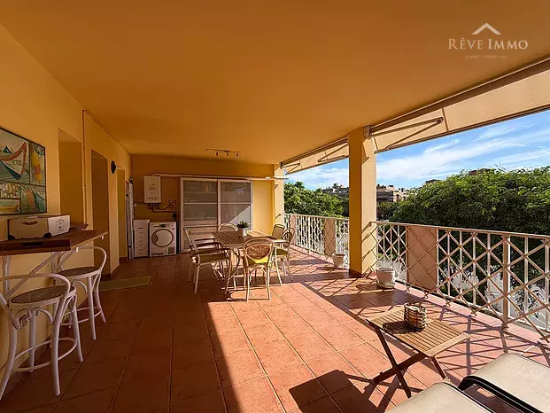 Apartamento renovado con espectacular terraza en el centro de Roses