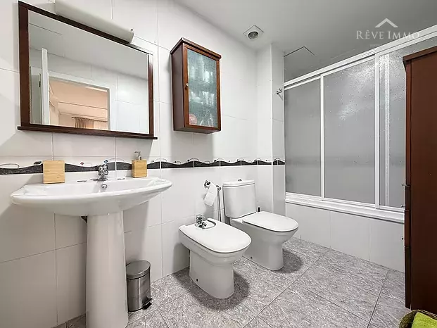 Apartamento renovado con espectacular terraza en el centro de Roses