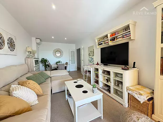 Apartamento renovado con espectacular terraza en el centro de Roses