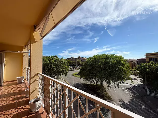 Apartamento renovado con espectacular terraza en el centro de Roses