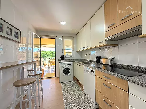 Apartamento renovado con espectacular terraza en el centro de Roses