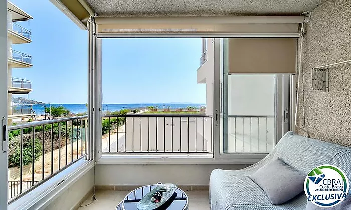 Apartamento en primera línea de mar con vistas en Salatar, Roses