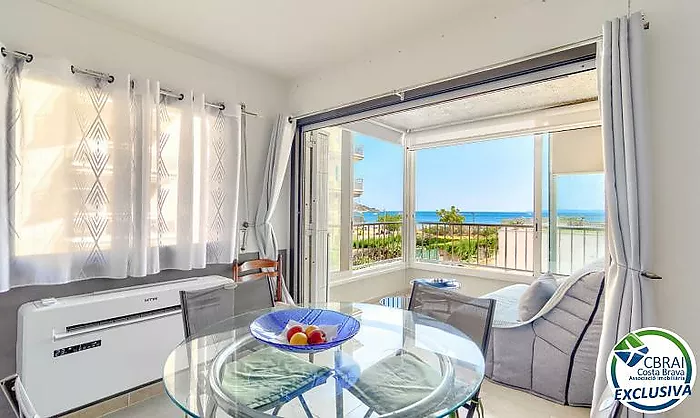 Apartamento en primera línea de mar con vistas en Salatar, Roses