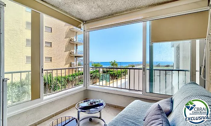 Apartamento en primera línea de mar con vistas en Salatar, Roses