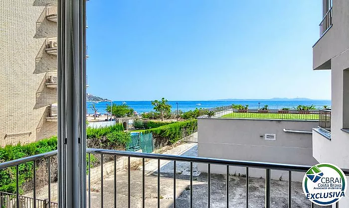 Apartamento en primera línea de mar con vistas en Salatar, Roses
