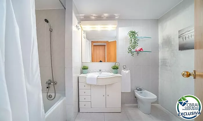 GRAN RESERVA Encantador apartamento a solo 50 metros de la playa, con piscinas, jardines comunitarios y licencia turística