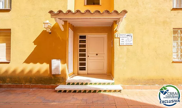 GRAN RESERVA Encantador apartamento a solo 50 metros de la playa, con piscinas, jardines comunitarios y licencia turística