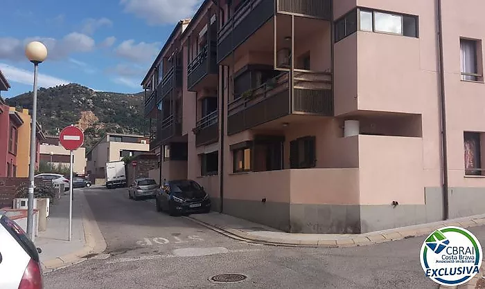 OLIVERA PALAU Place de parking sécurisée pour petite voiture, motos, jet-skis et vélos
