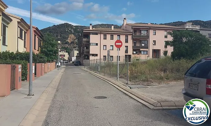 OLIVERA PALAU Place de parking sécurisée pour petite voiture, motos, jet-skis et vélos