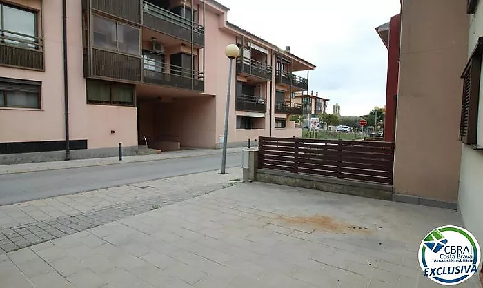 OLIVERA PALAU Place de parking sécurisée pour petite voiture, motos, jet-skis et vélos
