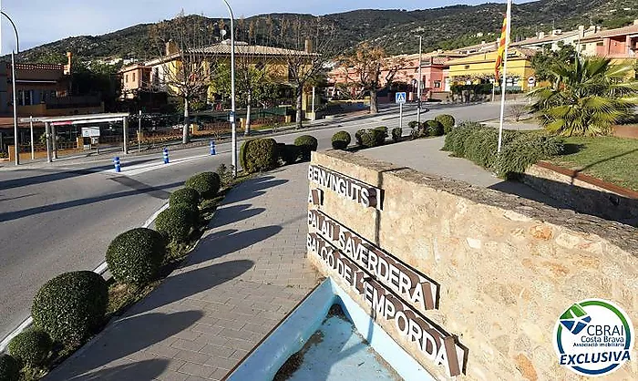 OLIVERA PALAU Place de parking sécurisée pour petite voiture, motos, jet-skis et vélos