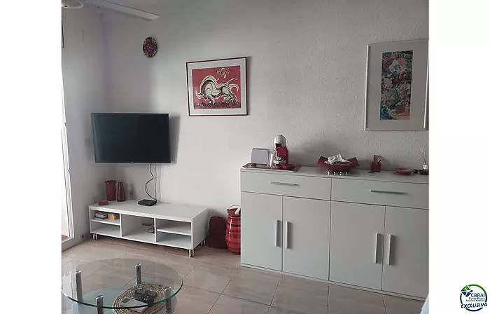 Apartamento agradable junto al lago San Maurici, con bonitas vistas al canal, piscina y jardines comunitarios.