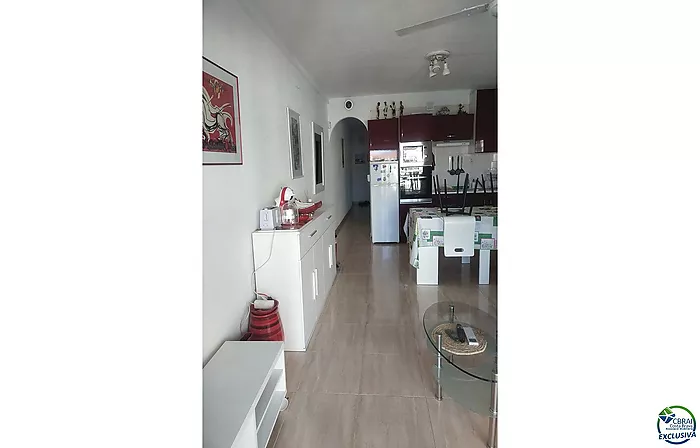 Apartamento agradable junto al lago San Maurici, con bonitas vistas al canal, piscina y jardines comunitarios.
