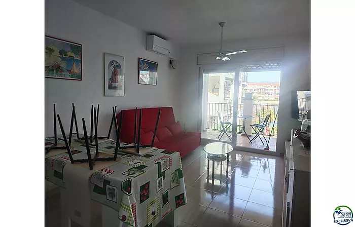 Apartamento agradable junto al lago San Maurici, con bonitas vistas al canal, piscina y jardines comunitarios.