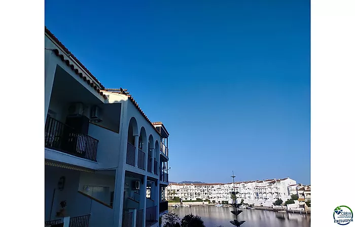 Apartamento agradable junto al lago San Maurici, con bonitas vistas al canal, piscina y jardines comunitarios.