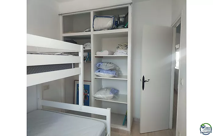 Apartamento agradable junto al lago San Maurici, con bonitas vistas al canal, piscina y jardines comunitarios.