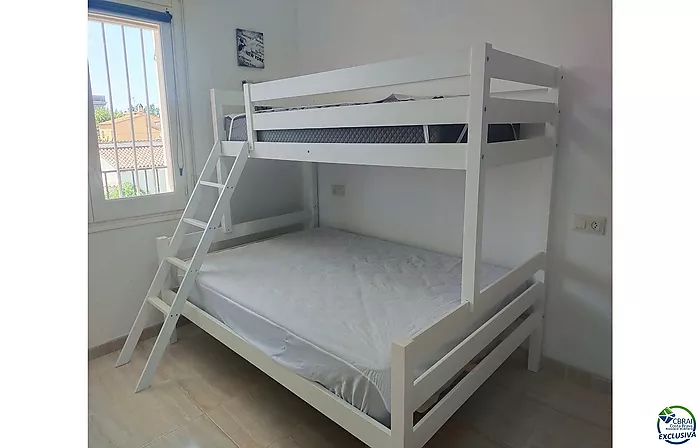Apartamento agradable junto al lago San Maurici, con bonitas vistas al canal, piscina y jardines comunitarios.