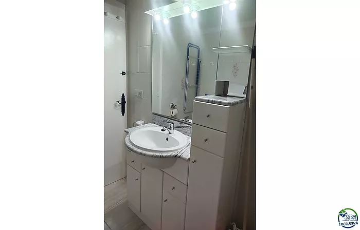 Apartamento agradable junto al lago San Maurici, con bonitas vistas al canal, piscina y jardines comunitarios.