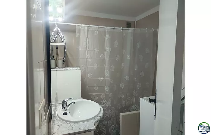 Apartamento agradable junto al lago San Maurici, con bonitas vistas al canal, piscina y jardines comunitarios.