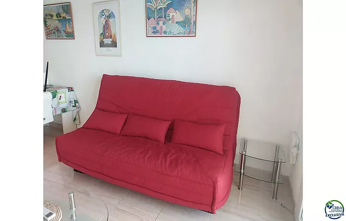 Apartamento agradable junto al lago San Maurici, con bonitas vistas al canal, piscina y jardines comunitarios.