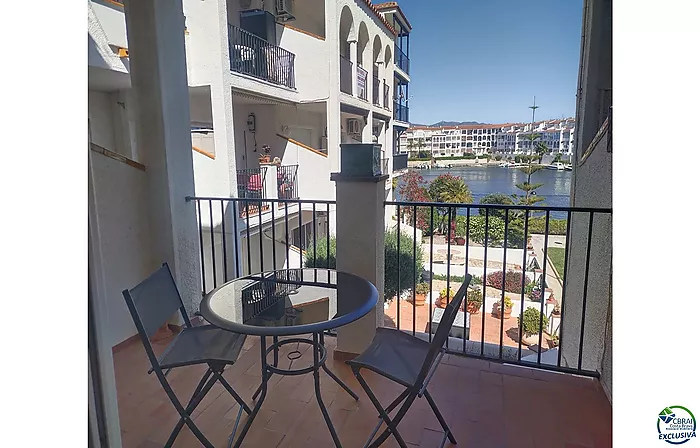 Apartamento agradable junto al lago San Maurici, con bonitas vistas al canal, piscina y jardines comunitarios.