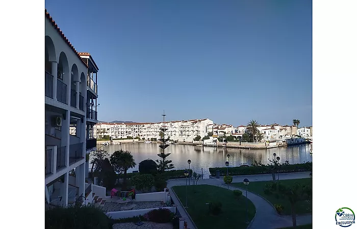 Apartamento agradable junto al lago San Maurici, con bonitas vistas al canal, piscina y jardines comunitarios.