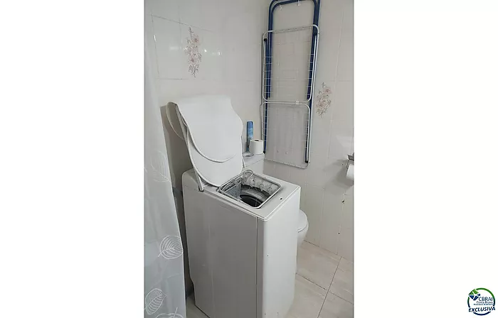 Apartamento agradable junto al lago San Maurici, con bonitas vistas al canal, piscina y jardines comunitarios.
