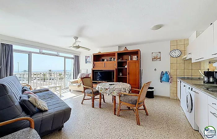 Apartment just steps from the beach with sea views in Empuriabrava