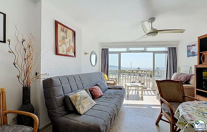 Apartment just steps from the beach with sea views in Empuriabrava