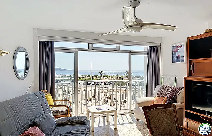 Apartment just steps from the beach with sea views in Empuriabrava