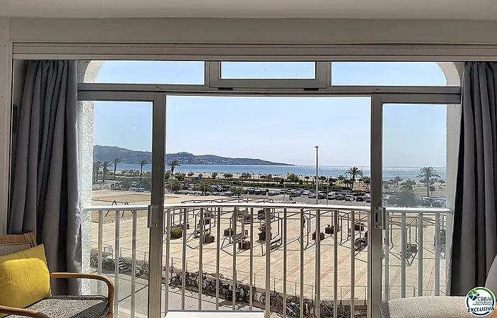 Apartment just steps from the beach with sea views in Empuriabrava