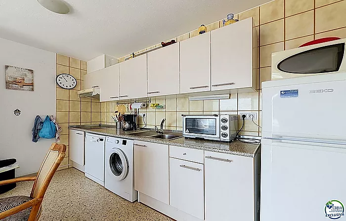 Apartment just steps from the beach with sea views in Empuriabrava
