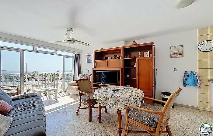Apartment just steps from the beach with sea views in Empuriabrava