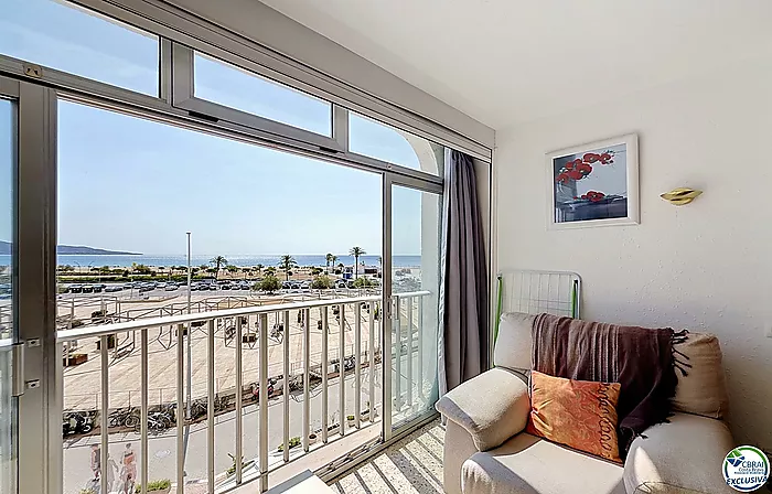 Apartment just steps from the beach with sea views in Empuriabrava