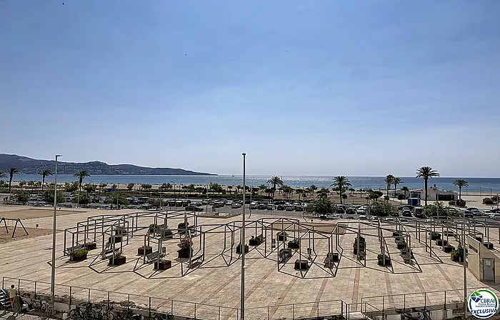 Apartment just steps from the beach with sea views in Empuriabrava