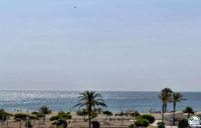 Apartment just steps from the beach with sea views in Empuriabrava