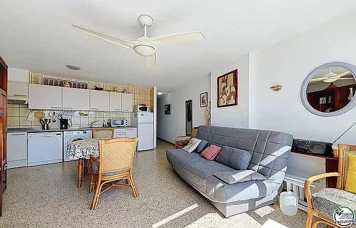 Apartment just steps from the beach with sea views in Empuriabrava
