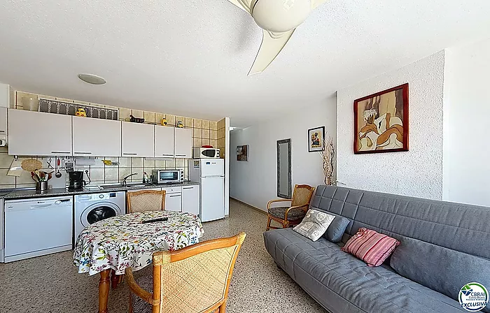 Apartment just steps from the beach with sea views in Empuriabrava