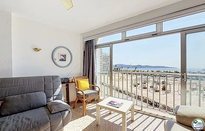Apartment just steps from the beach with sea views in Empuriabrava
