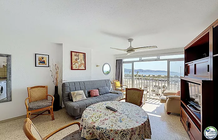 Apartment just steps from the beach with sea views in Empuriabrava