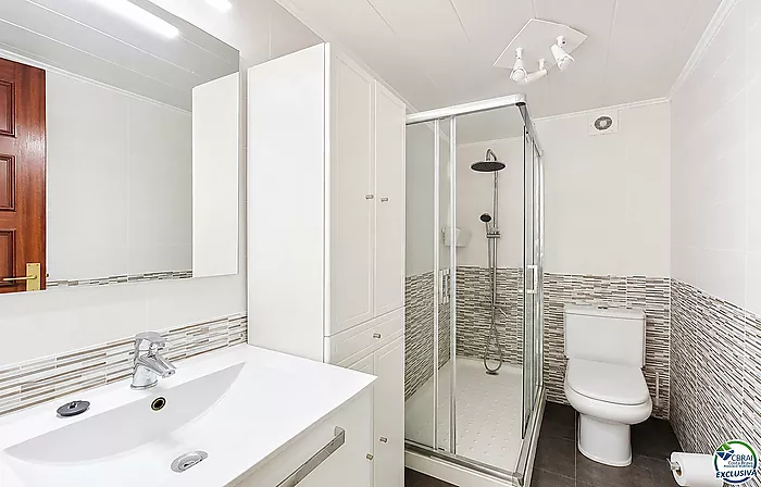 Apartment just steps from the beach with sea views in Empuriabrava
