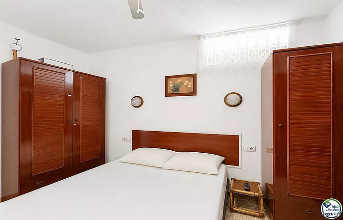 Apartment just steps from the beach with sea views in Empuriabrava