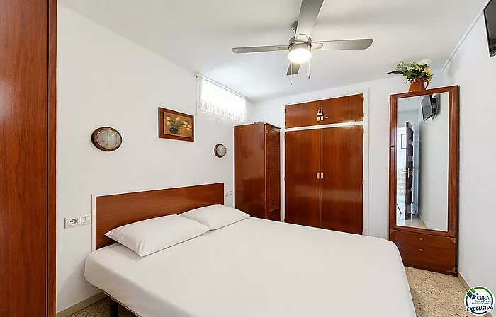 Apartment just steps from the beach with sea views in Empuriabrava